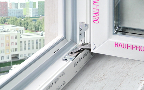 Нижняя скрытая петля Siegenia на окне Rehau Geneo